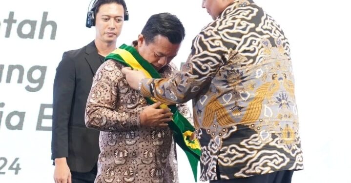 Gubernur Al Haris Terima Penghargaan Bintang Abhinaya Jagadhita dari Dekopin