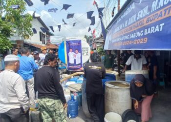 Bagikan Air Bersih, Posko Hairan-Amin Diserbu Warga