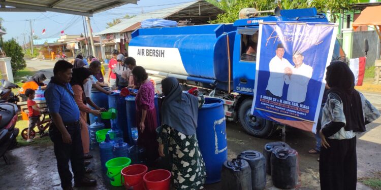 Peduli Masyarakat, Hairan-Amin Kembali Distribusikan Air Bersih di Kota Kualatungkal 