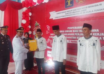 Didampingi Kalapas, Bupati Tanjabbar Berikan Remisi 332 WBP Lapas Kuala Tungkal