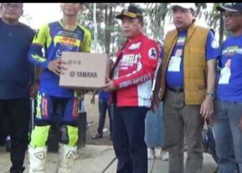 Ketua DPRD Merangin Dampingi Gubernur Jambi Tutup Grass Track Gubernur Cup I