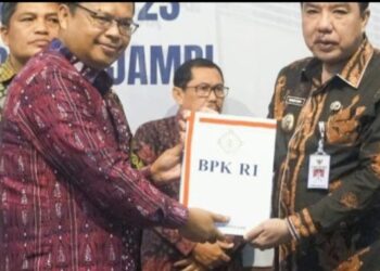 Ketua DPRD Merangin Herman Effendi, Dampingi Pj Bupati Merangin Terima WTP ke-8 dari BPK RI