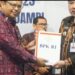 Ketua DPRD Merangin Herman Effendi, Dampingi Pj Bupati Merangin Terima WTP ke-8 dari BPK RI