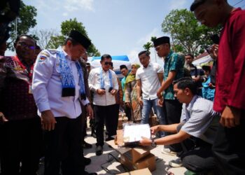 Al Haris Serahkan Bantuan Pendidikan Seragam Sekolah di SMK 1 Sungai Penuh
