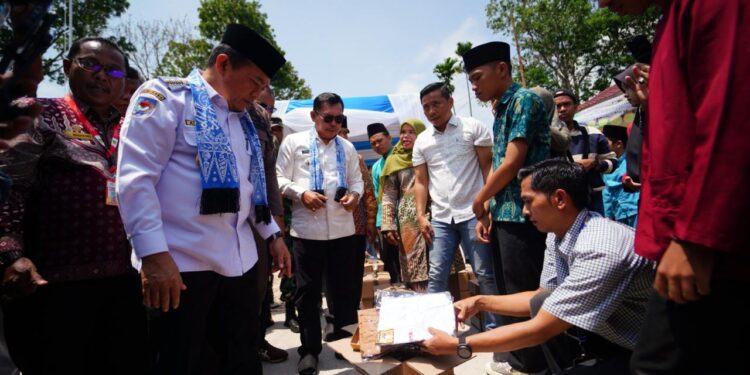 Al Haris Serahkan Bantuan Pendidikan Seragam Sekolah di SMK 1 Sungai Penuh