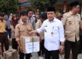 Al Haris Gubernur Jambi Serahkan Bantuan Dumisake Pendidikan dan Dumisake UMKM