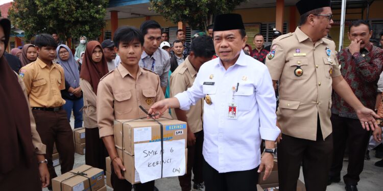 Al Haris Gubernur Jambi Serahkan Bantuan Dumisake Pendidikan dan Dumisake UMKM