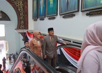 Didampingi Ketua TP-PKK, Bupati Hadiri Pelantikan Anggota DPRD Provinsi 