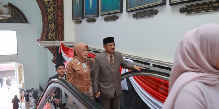 Didampingi Ketua TP-PKK, Bupati Hadiri Pelantikan Anggota DPRD Provinsi 