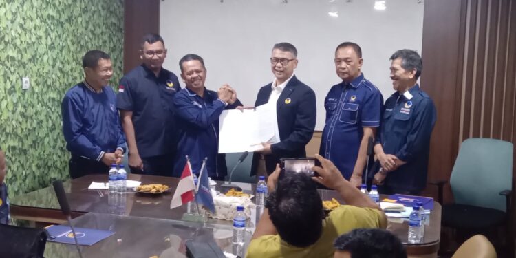 Nasdem Serahkan SK Pimpinan DPRD dan Ketua Fraksi se Provinsi Jambi