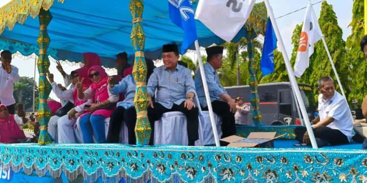 Naiki Mobil Hias Pelaminan Khas Jambi: Haris-Sani Ikuti Deklarasi Pilkada Damai