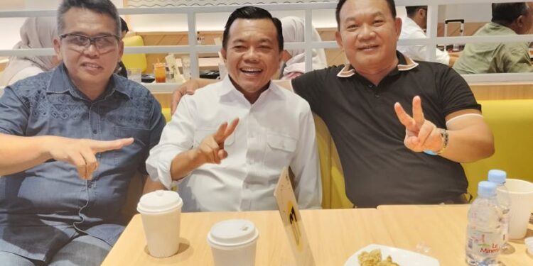 Resmi, Al Haris Serahkan SK Tim Pilgub Jambi Disaksikan Jenderal Dudung