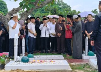 Al Haris Antar Jenazah Rektor UIN Jambi Alm Prof As’ad Isma ke Pemakaman