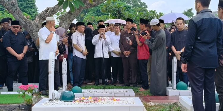 Al Haris Antar Jenazah Rektor UIN Jambi Alm Prof As’ad Isma ke Pemakaman