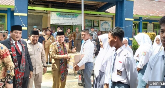 Gubernur Al Haris Serahkan Dumisake Bantuan Pendidikan Kepada 553 Siswa SMK, SMA dan SLB di Sarolangun