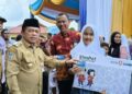 Gubernur Al Haris Serahkan Bantuan Peralatan dan SPP Program Dumisake Pendidikan di Merangin