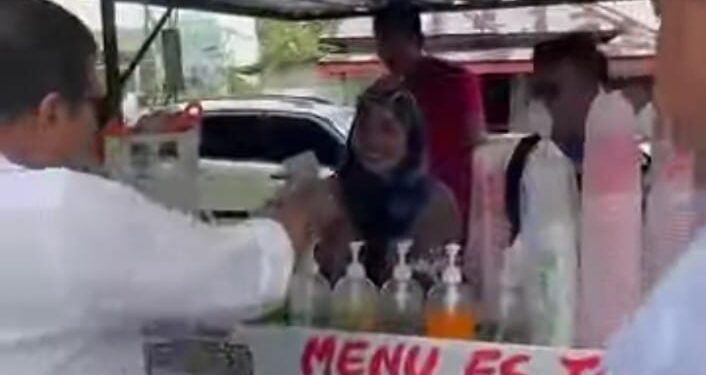 Viral Video Cagub RH Bagi bagi Duit Langsung ke Warga saat Kampanye