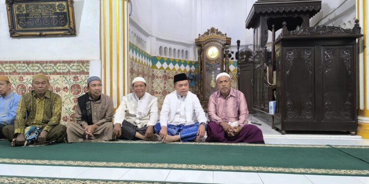 Al Haris Subuh Berjamaah Bersama Warga di Masjid Tua Bungo