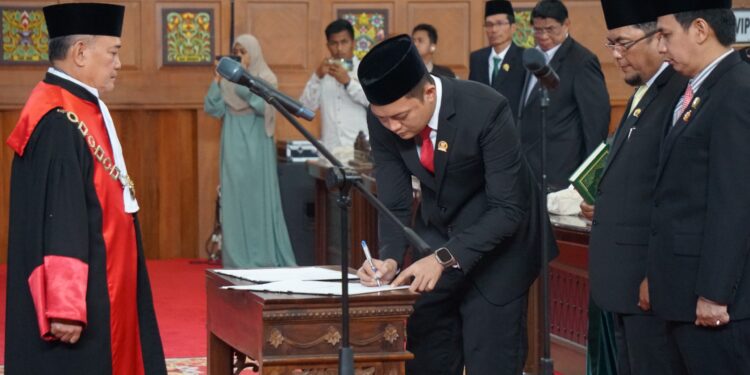 Unsur Pimpinan DPRD Provinsi Jambi Dilantik, Hafiz: Laksanakan Tugas dan DPRD Siap Bersinergi Bersama Pemerintah Provinsi Jambi