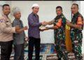 “Jum’at Berkah” Babinsa dan Bhabinkamtibmas Bagikan Al Qur’an Di Kelurahan Thehok