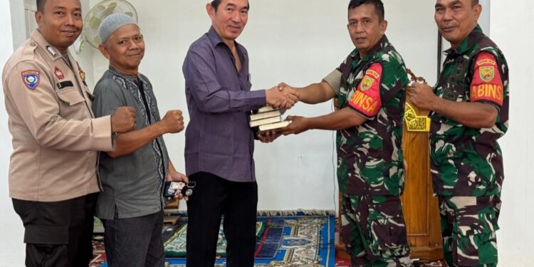 “Jum’at Berkah” Babinsa dan Bhabinkamtibmas Bagikan Al Qur’an Di Kelurahan Thehok
