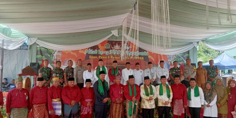 Terus Bersinergi dan Hadir Ditengah Masyarakat, Bhabinkamtibmas dan Babinsa Thehok Hadiri Milad ke 15 MAN 3 Kota Jambi