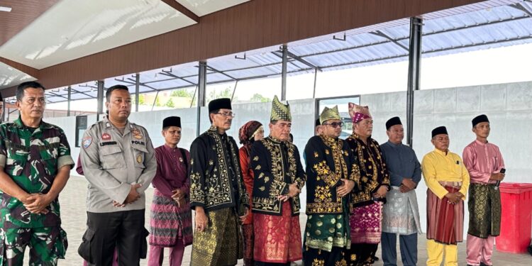 Terus Mengabdi dan Bersinergi bersama Masyarakat, Babinsa dan Bhabinkamtibmas Thehok Hadiri Pengukuhan LAM Kecamatan Jambi Selatan