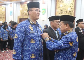 Kadis Kominfo Ariansyah dan Kadis Perhubungan Jhon Eka Powa Terima Tanda Kehormatan Satyalancana Karya Satya XXX Tahun dari Presiden RI