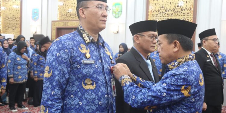 Kadis Kominfo Ariansyah dan Kadis Perhubungan Jhon Eka Powa Terima Tanda Kehormatan Satyalancana Karya Satya XXX Tahun dari Presiden RI