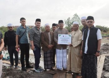 Warga Kampung Nelayan Sambut Antusias Pembangunan Masjid Daarun Najah, Bupati Pimpin Langsung Peletakan Batu Pertama