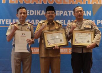 Anwar Sadat Bawa Pemkab Tanjab Barat Raih Penghargaan bergengsi dari Ombudsman RI
