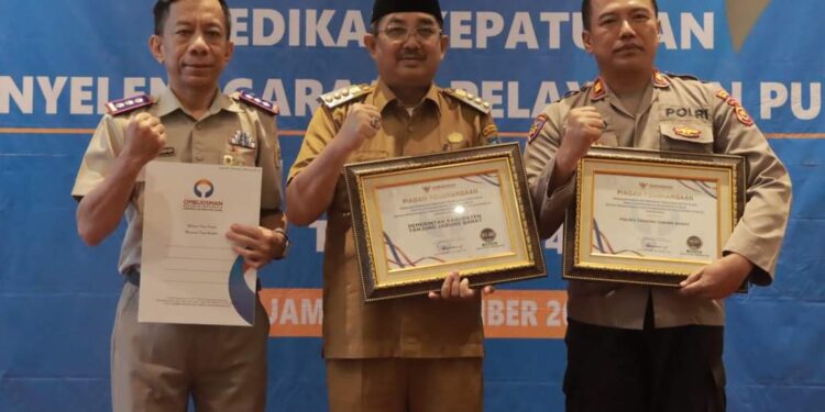 Anwar Sadat Bawa Pemkab Tanjab Barat Raih Penghargaan bergengsi dari Ombudsman RI