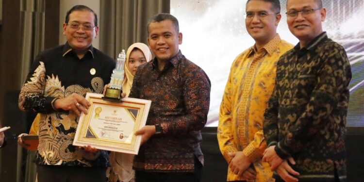Bawaslu Jambi Borong Predikat Informatif diMalam Penganugerahan Keterbukan Informasi Badan Publik se-Provinsi Jambi Tahun 2024