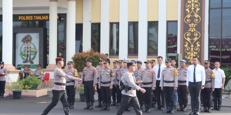Apel Gelar Pasukan Operasi Lilin 2024: Kapolres Tanjab Barat Tekankan Sinergi dan Kesiapan