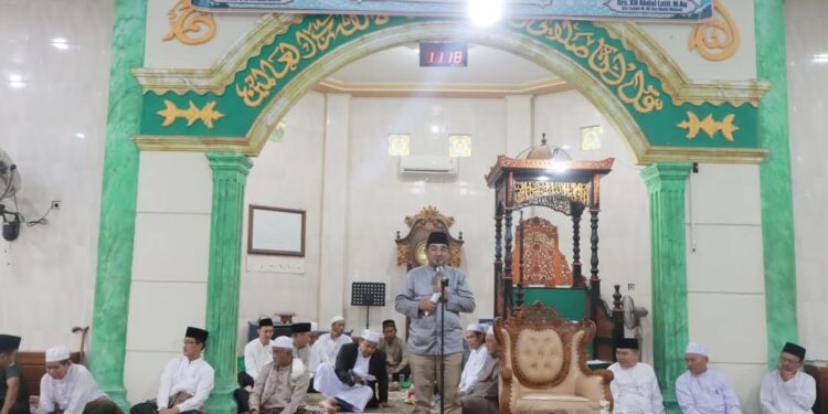 Bupati Tanjab Barat Berikan Bantuan untuk Dhuafa dan Anak Yatim di Peringatan Haul