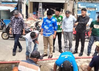Bupati Tanjab Barat Pimpin Aksi Pembersihan Drainase, Cegah Banjir di Kuala Tungkal
