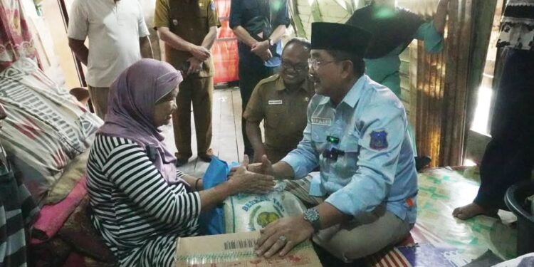 Kondisi Memprihatinkan, Bupati Tanjab Barat Pastikan Nenek Arbaiyah Segera Dapat Rumah Layak Huni