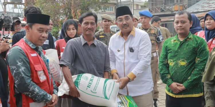 Peduli Korban Kebakaran, Bupati Anwar Sadat Serahkan Bantuan Kebutuhan Pokok