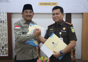 Dukung Stabilitas dan Investasi, Bupati Tanjab Barat Serahkan Hibah Gedung ke Kejari