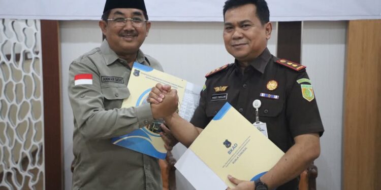 Dukung Stabilitas dan Investasi, Bupati Tanjab Barat Serahkan Hibah Gedung ke Kejari