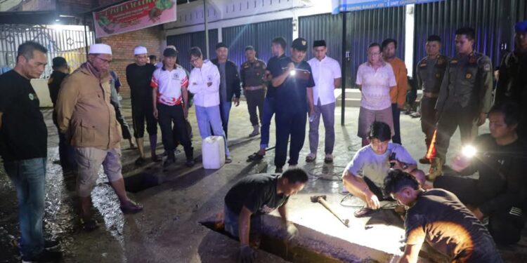 Atasi Genangan Air, Bupati Anwar Sadat Kerahkan Alat Berat Bersihkan Drainase