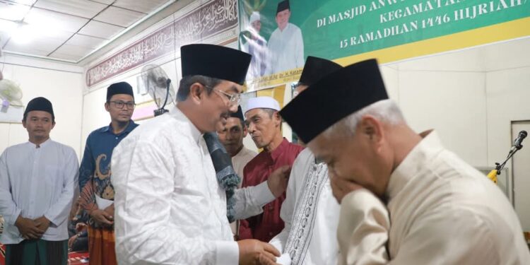 Safari Ramadhan di Jati Emas, Bupati Tanjab Barat Serukan Kepedulian terhadap Daerah