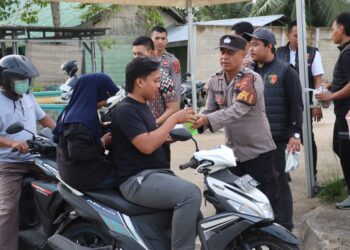 Ramadhan Berkah: Polres Tanjab Barat Bagikan Takjil Gratis untuk Pengguna Jalan