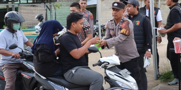 Ramadhan Berkah: Polres Tanjab Barat Bagikan Takjil Gratis untuk Pengguna Jalan