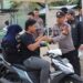 Ramadhan Berkah: Polres Tanjab Barat Bagikan Takjil Gratis untuk Pengguna Jalan