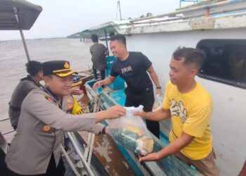 Kapolres Tanjab Barat Salurkan 100 Paket Sembako untuk Nelayan, Bantu Ringankan Beban Ekonomi