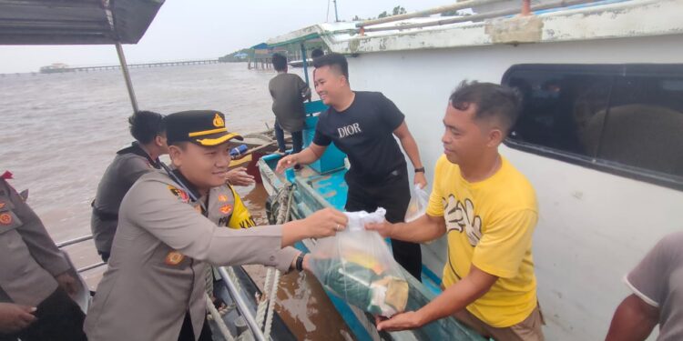Kapolres Tanjab Barat Salurkan 100 Paket Sembako untuk Nelayan, Bantu Ringankan Beban Ekonomi