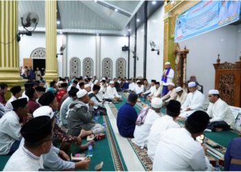 Al Haris Didampingi Hurmin Safari Ramadan di Panti Sarolangun. Hadiahi Warga Tiket Umroh