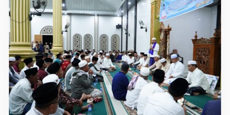 Al Haris Didampingi Hurmin Safari Ramadan di Panti Sarolangun. Hadiahi Warga Tiket Umroh