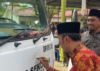 Akhiri Reses, Edi Purwanto Serahkan Bus Sekolah ke Pesantren di Singkut